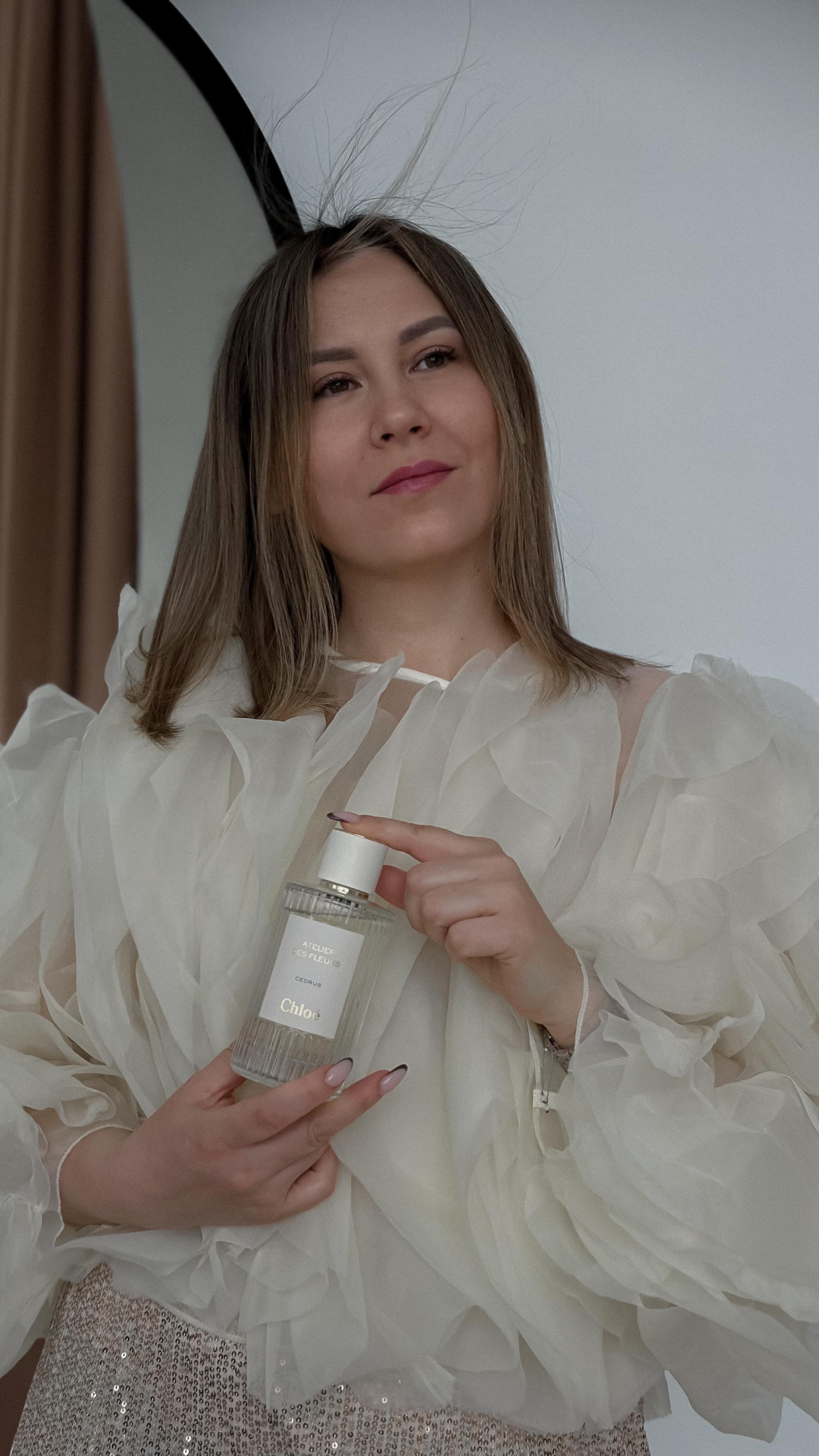 Ирина Волкова с флаконом аромата Chloé